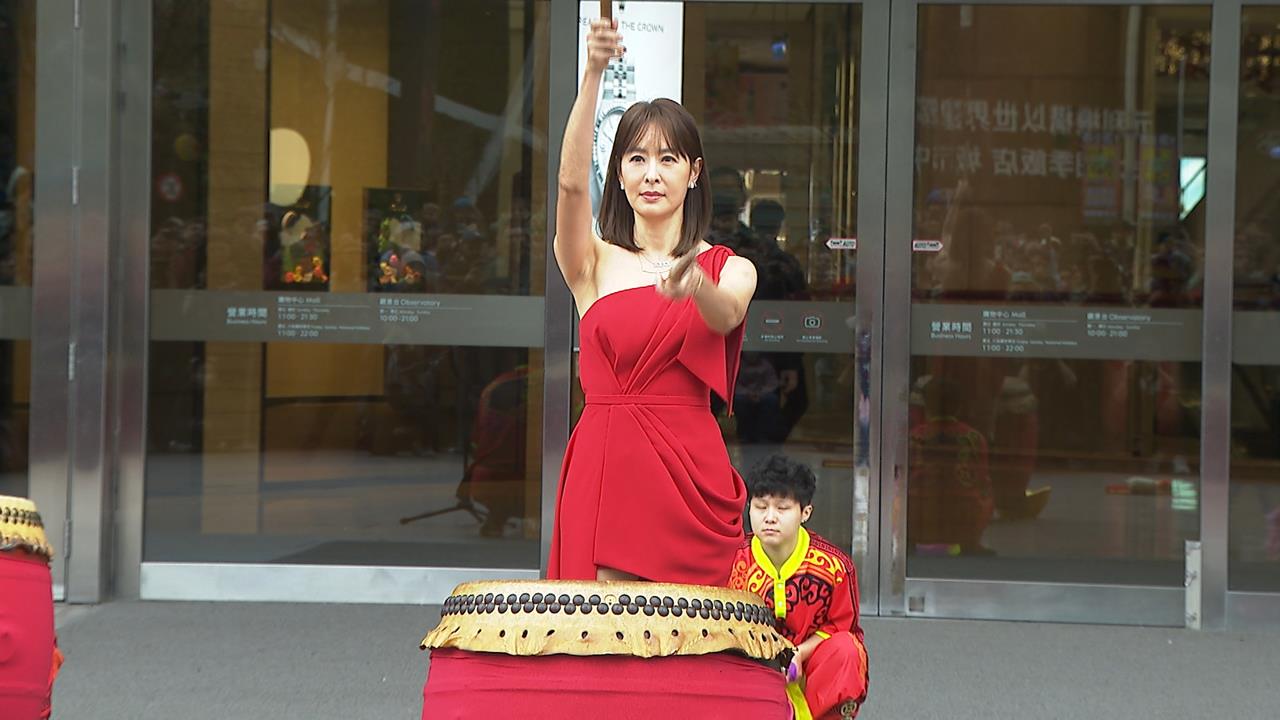 初一百貨好熱鬧!賈永婕打鼓、發紅包袋 民眾搶買福袋抽名車