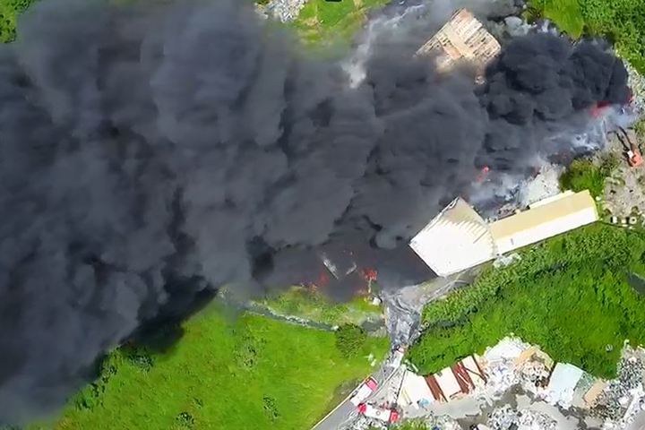 （影）彰化回收廠大火 幾公里外都見濃煙漫天