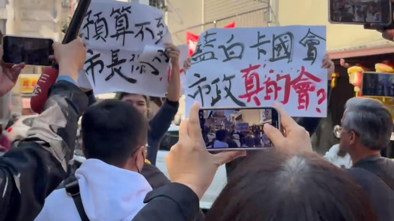 超尷尬!柯文哲嘉市輔選張啓楷 2男舉海報抗議與小草爆口角