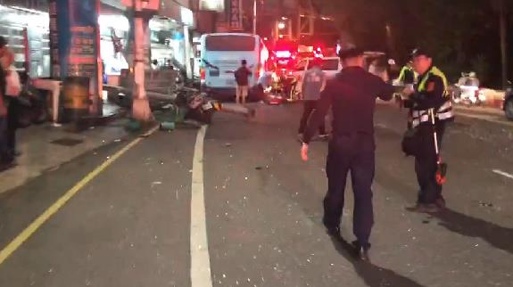 快新聞／基隆發生嚴重車禍！ 公車司機疑心臟病發 沿路撞擊多台機車多人受傷