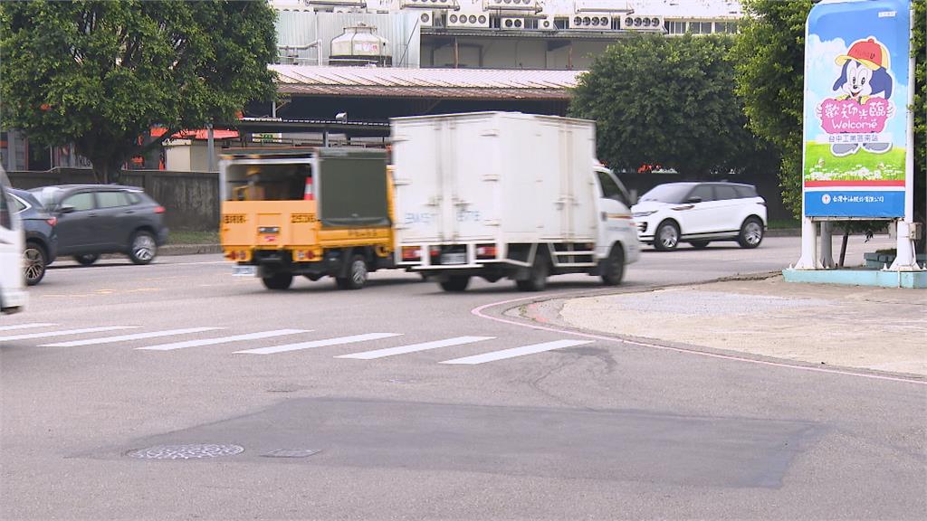 驚悚！混預拌凝土車右轉加油站　視線死角？輾過女騎士慘截肢