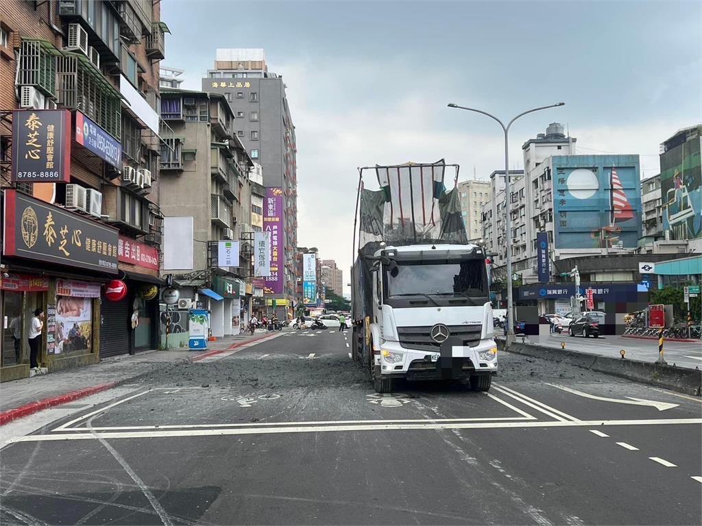 快新聞／驚！砂石車急煞廢土噴濺　北市忠孝東路交通大打結