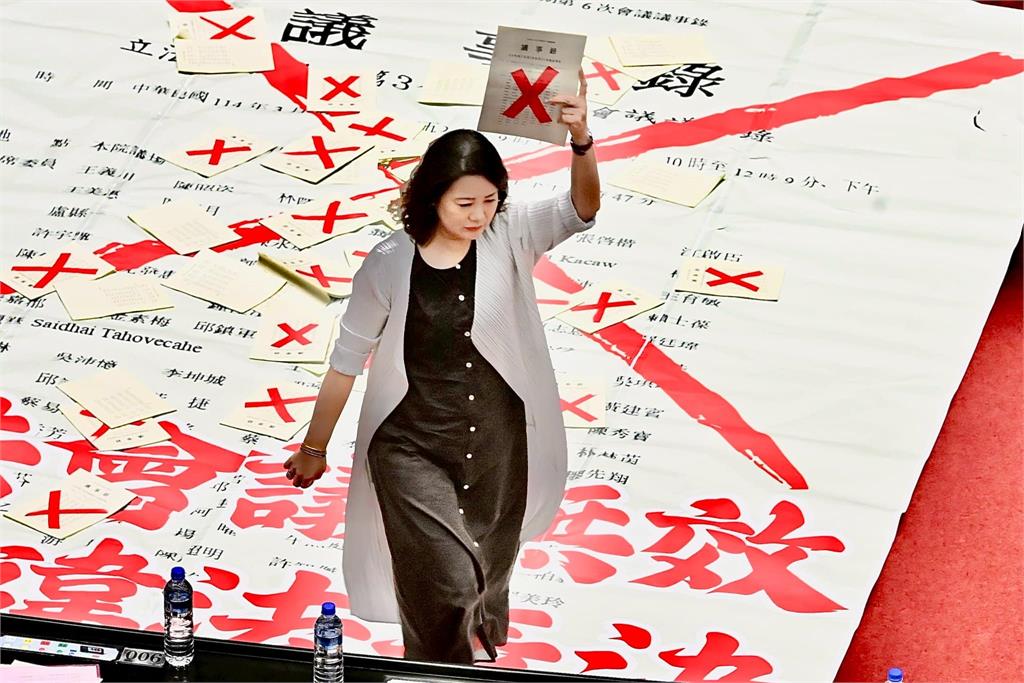快新聞／藍白強勢確認議事錄、藍公投逕付二讀　吳思瑤：韓國瑜不敢看我眼睛