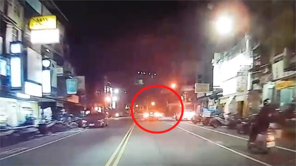 駕駛肇逃猛按喇叭繞圈圈 警車一路緊追