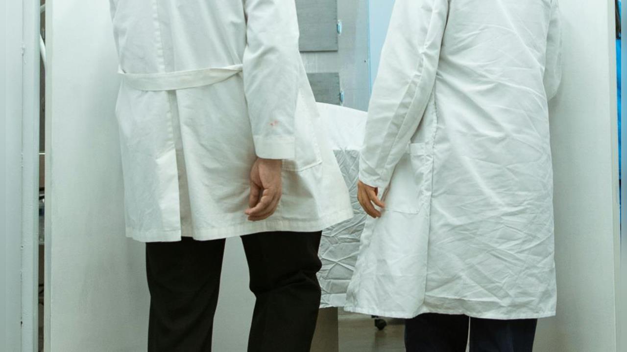 中國正妹「離奇半裸死亡」倒臥床邊!旅館遊客集體「中招2毒」竟與臭蟲有關