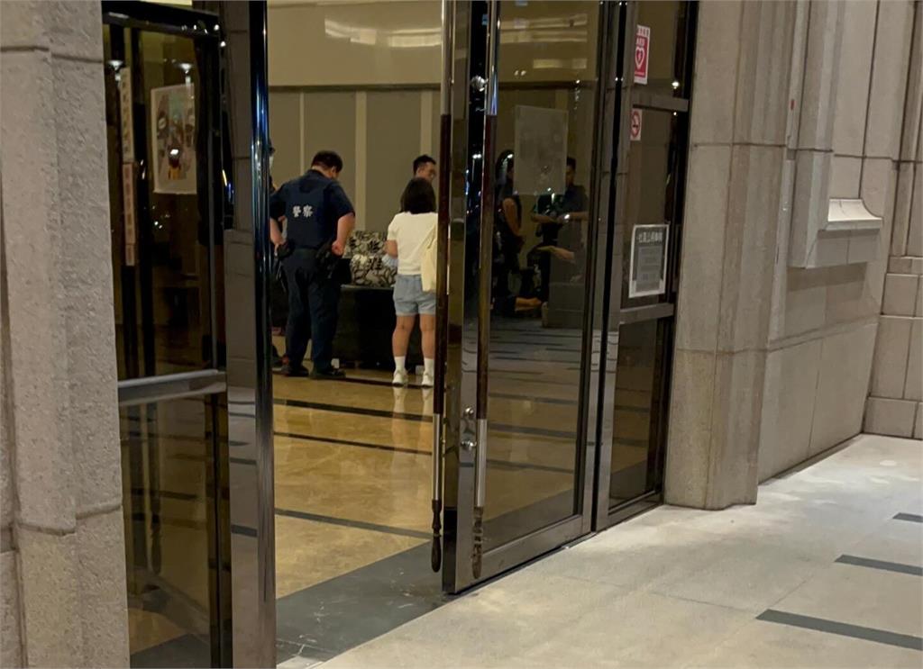 與前妻爆口角！龜山男竟帶刀下樓 警方即時到場強制送醫