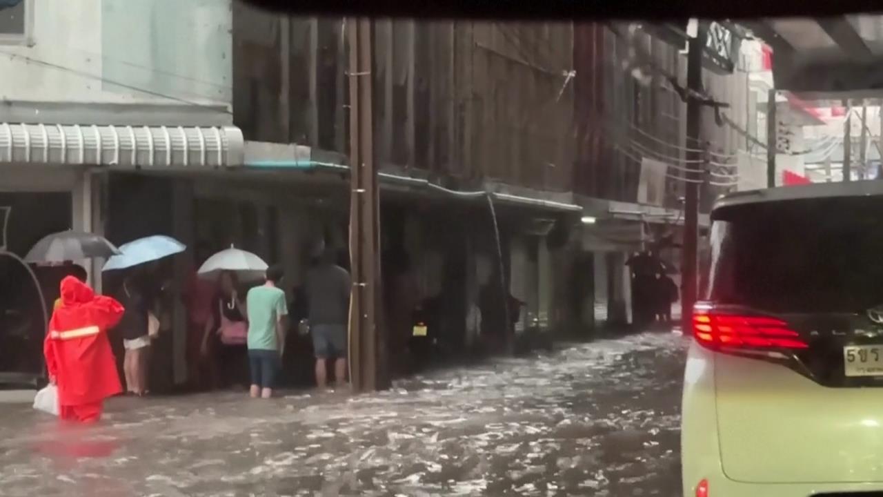 暴雨襲泰國！ 曼谷街道積水逾1公尺「癱瘓交通」