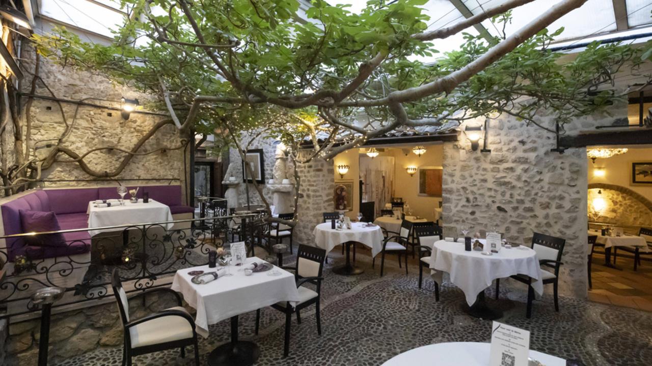 餐廳訂位為什麼要講「幾加幾」?內行揭「背後用意」店員遇奇葩:來一隻狗…