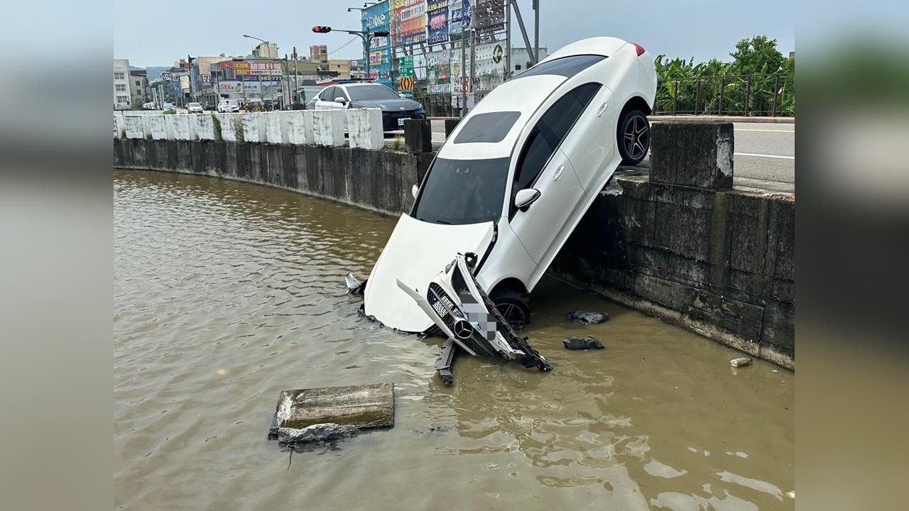 真的「一秒到田中」！　轎車轉彎衝落田「車頭倒插」