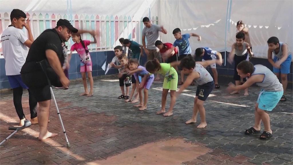 少了右腿一樣能游泳！　巴勒斯坦截肢教練開班授課