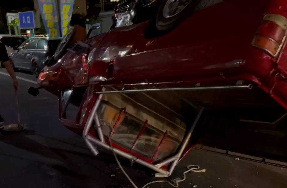 疑轎車暴衝越過護欄　　撞翻罕見古董車「頂好303」
