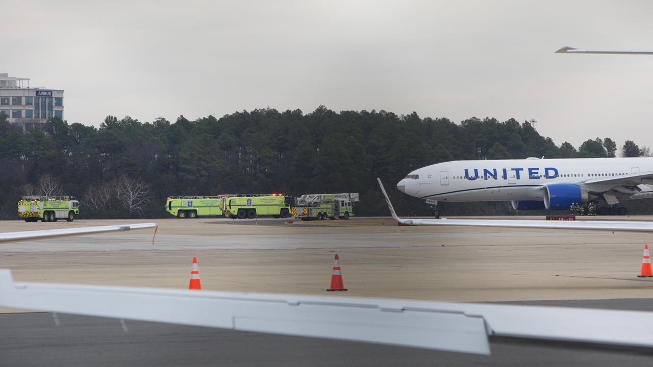 快新聞/險釀空難?美聯合航空班機「起飛後引擎失火」 駭人畫面曝光了