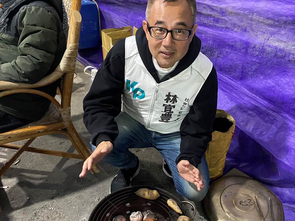 快新聞／民眾黨黨工林宜豊「在喪家烤地瓜還發文」　網酸「胃口真好」：算是懂玩嗎？