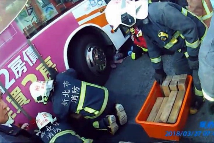 公車左轉撞機車 騎士卡車底命危