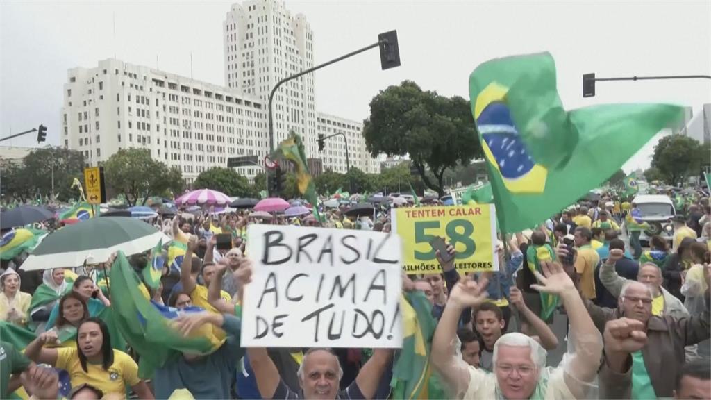 巴西總統<em>波索納洛</em>連任失敗　支持者封路抗議癱瘓物流運輸