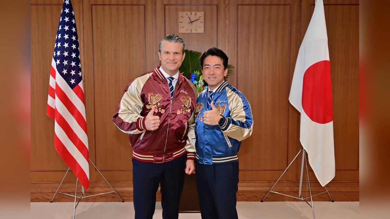 美日防長穿同款「橫須賀夾克」合照 小泉贈禮掀熱議