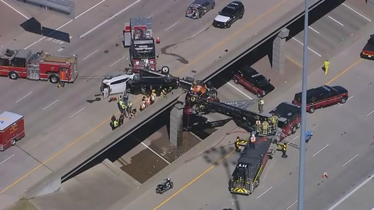 美離奇車禍!車頭懸空掛高架道路 幸司機成功救出受輕傷