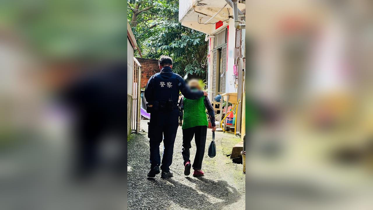 快新聞／淡水警暖心護鈔　阿嬤「誤送」痠痛貼布笑翻
