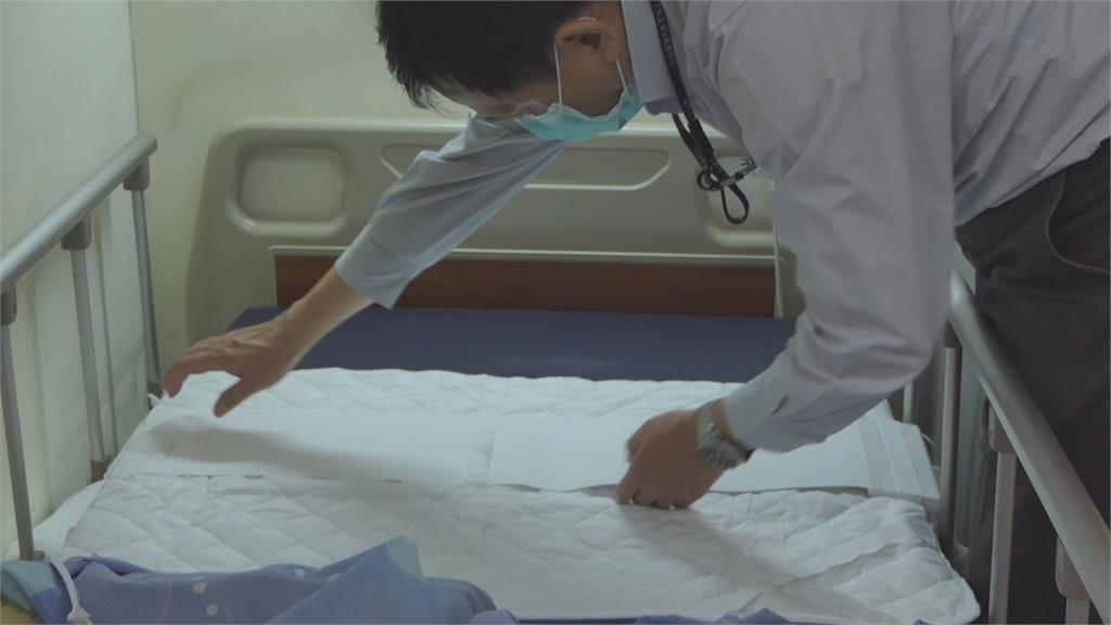 新竹台大分院引進這「薄薄一片」　減少穿脫隔離衣　醫護巡房添利器