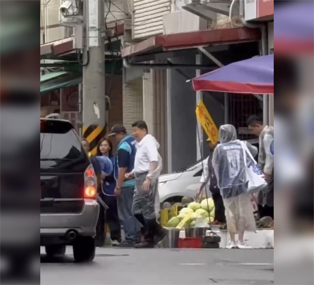 快新聞/很怕罷免?傅崐萁被目擊穿雨衣掃街 現身花蓮市八市場畫面曝光