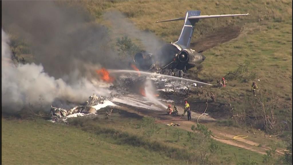 奇蹟！德州飛機失事摔成碎片　機上21人全員生還