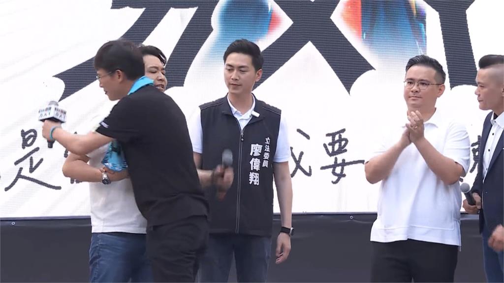 加分? 黃國昌台中宣講"藍白合" 熱情擁抱盧秀燕子弟兵