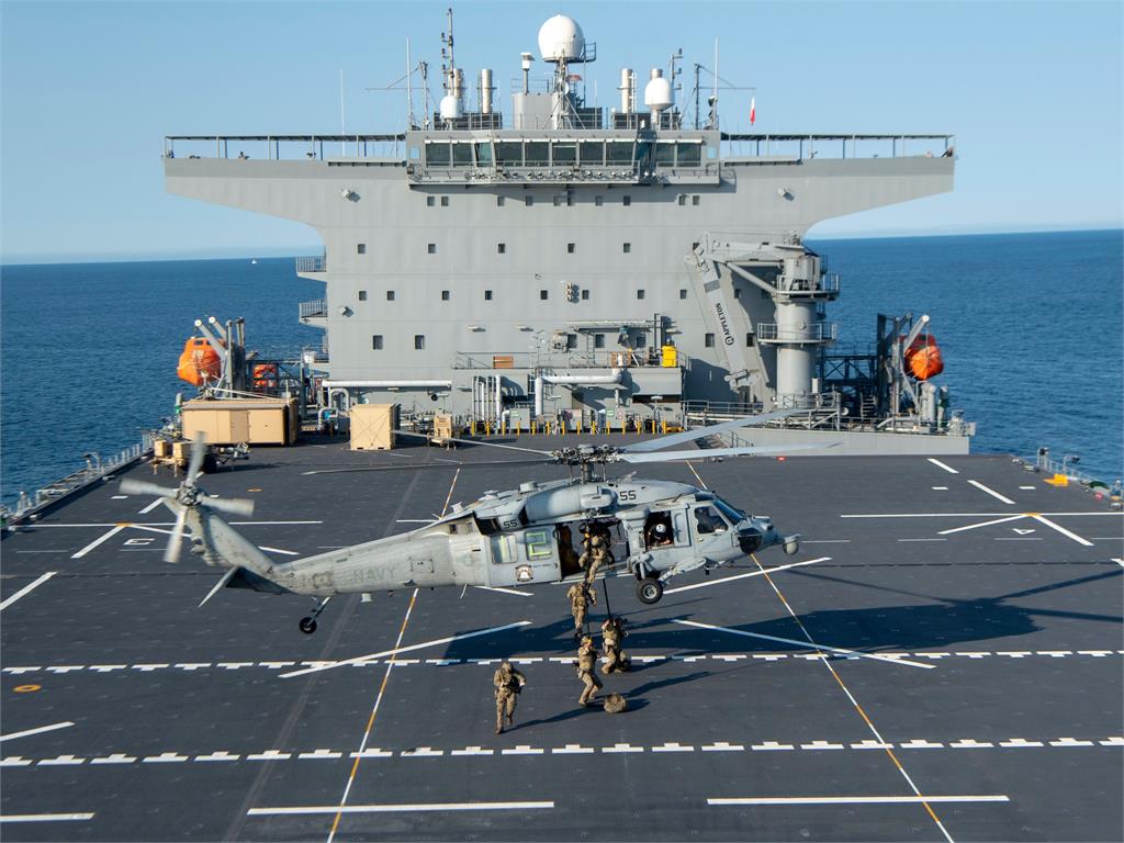 快新聞／美國海軍MH-60S直升機墜海！ 「1人獲救」持續搜索其他人員