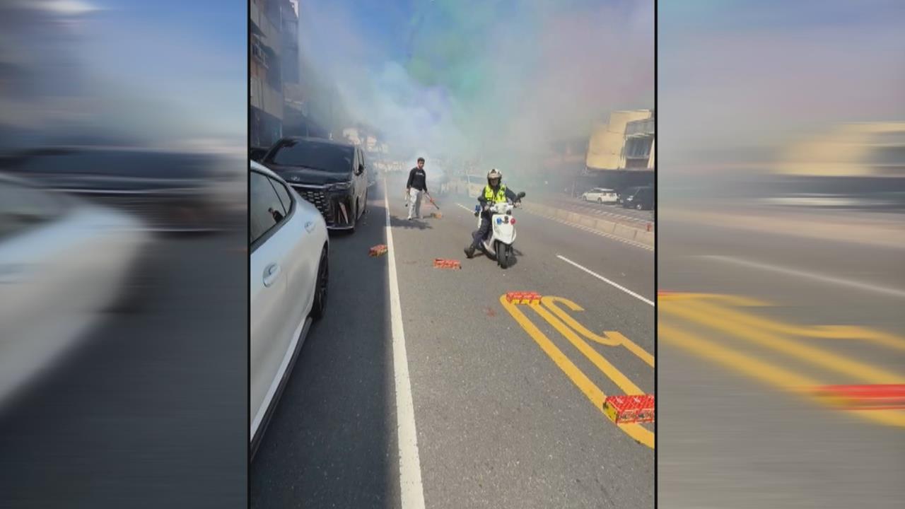 驚險！　香會大典「車道中央放沖天炮」　警邊騎車邊踢開