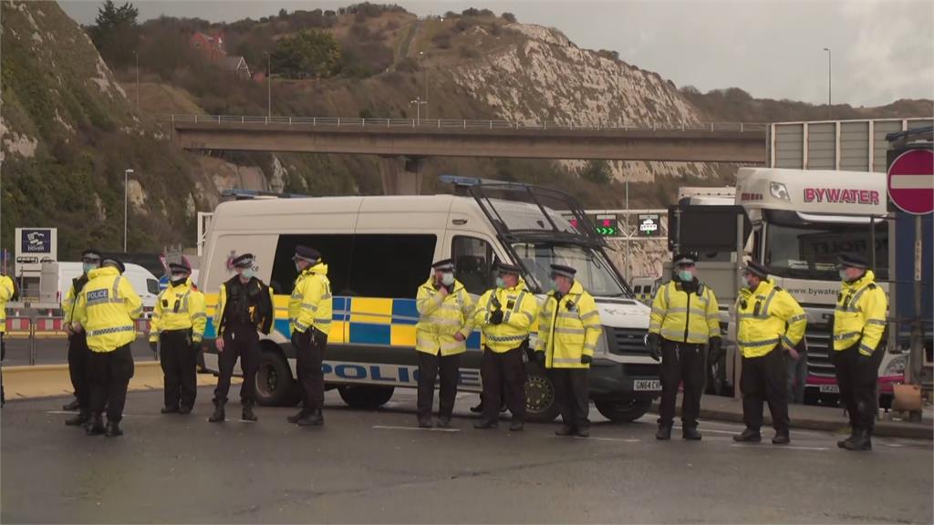 英國多佛港上千卡車堵塞 司機與警爆衝突、2人被捕