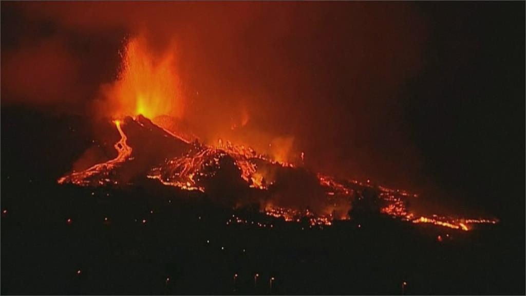 西班牙火山島噴發！　爆出巨型火山灰雲　岩漿波及住家　緊急撤離數千人