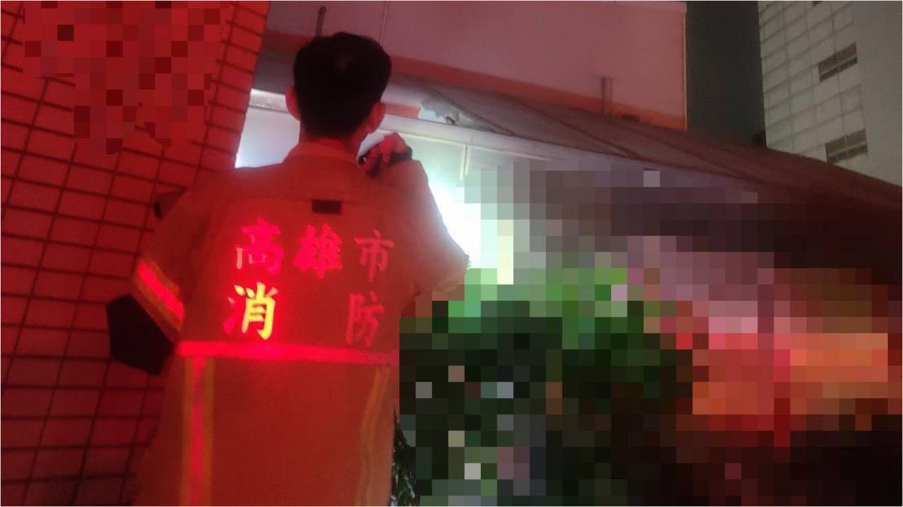 高雄女「全裸手握睡衣」陳屍機械車位升降台！監視器畫面曝光…同居男友行蹤成謎