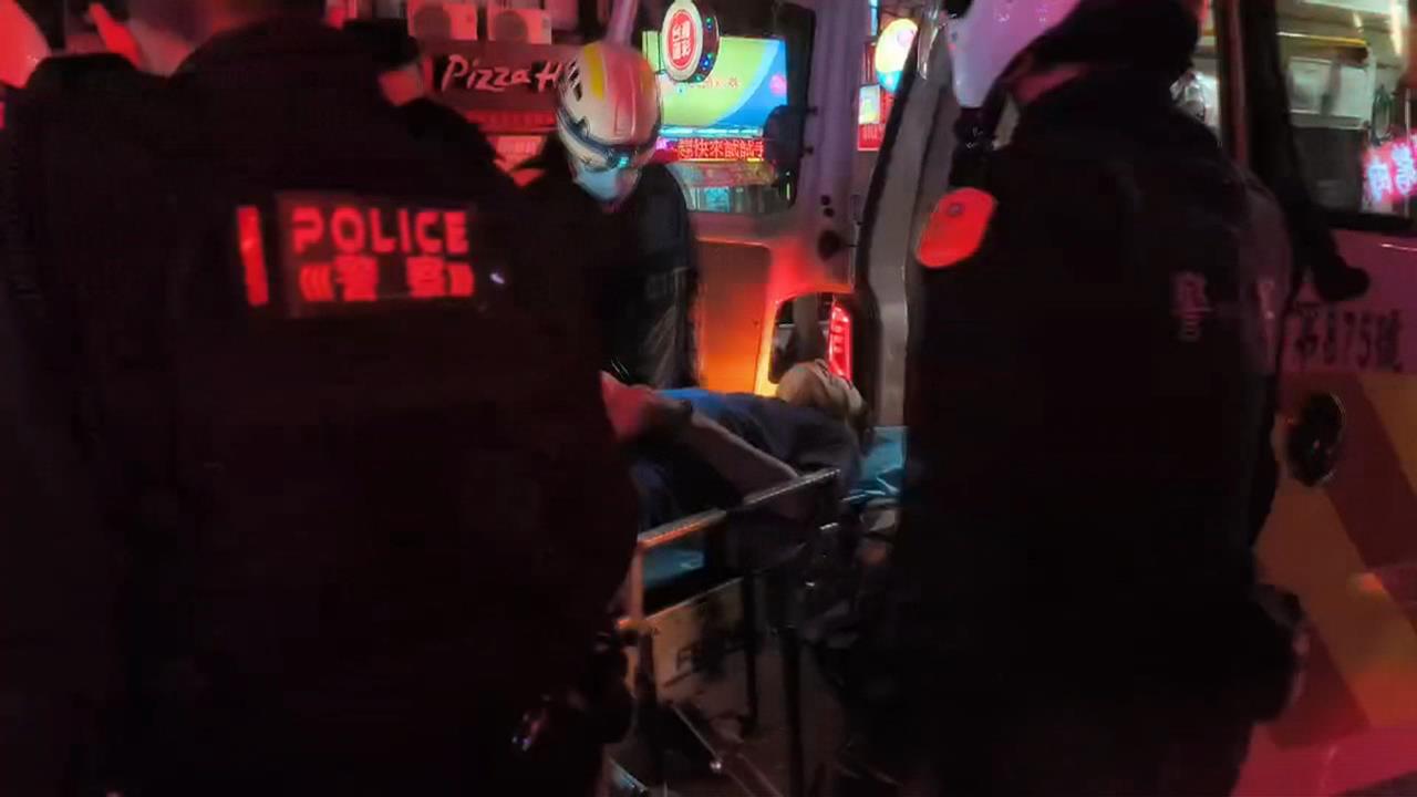 社子醉男失控揮刀襲警遭壓制 2警閃避攻擊「摔落樓梯」受傷