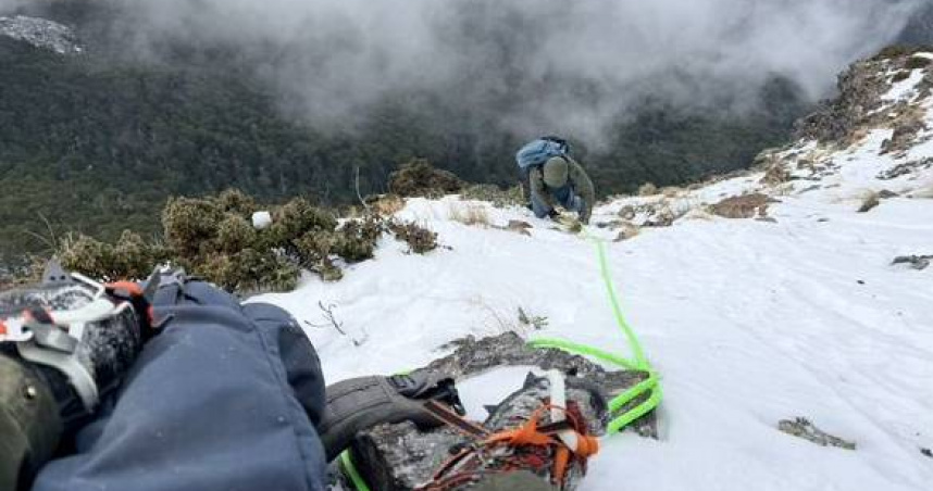 獨攀品田山險成悲劇!新籍男子冰崖受困命懸一線 衛星求救器助力