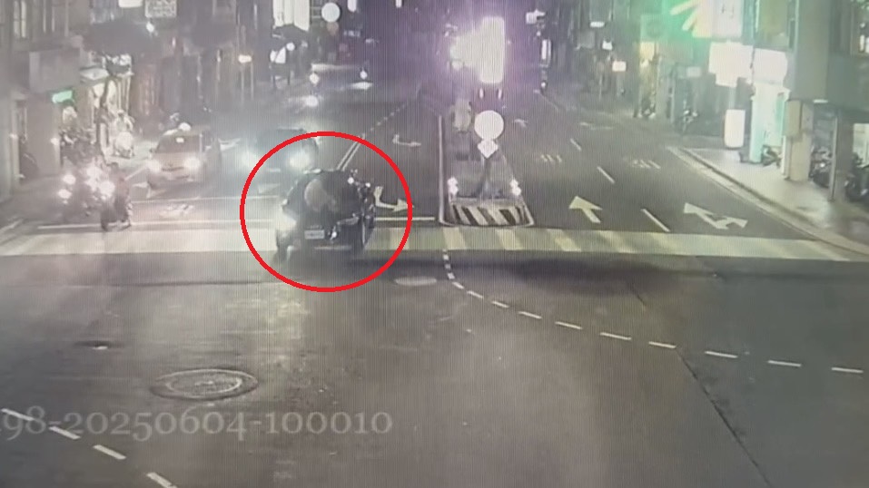 惹女友不爽「趴百萬奧迪引擎蓋」畫面超扯！他遭狂甩2圈慘跌大馬路