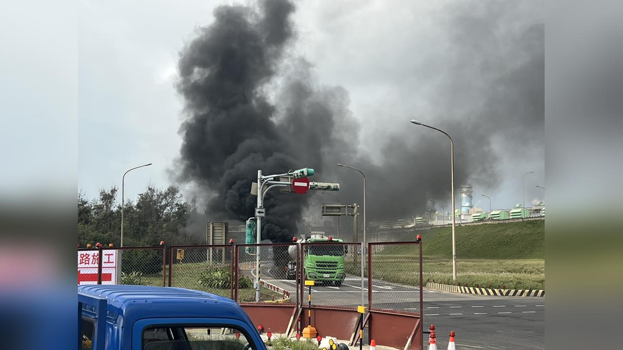 快新聞／驚悚畫面曝光！桃園廢棄物槽車爆胎起火　黑煙遮半邊天
