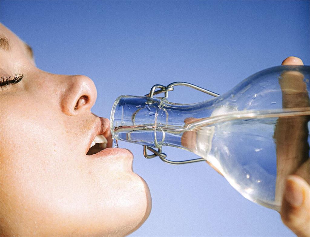 天氣高溫炎熱    每天水喝「這數字」才夠量！愛喝2飲料小心脫水