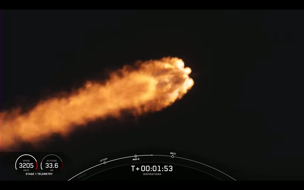 巨大火球劃破天際　SpaceX首載平民太空船升空