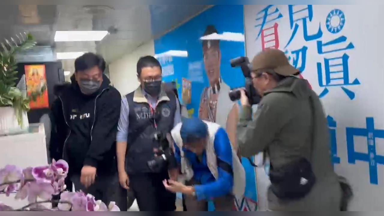 快新聞/藍北市議員李傅中武涉詐領助理費!下午遭檢調帶離辦公室「不發一語」