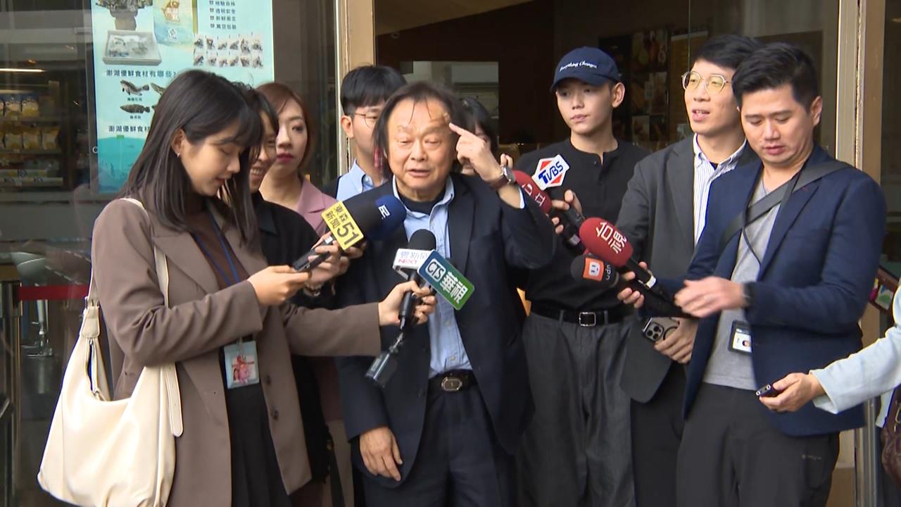 王世堅帶傷質詢額頭貼OK繃 親揭真凶:我還跟牠們道歉