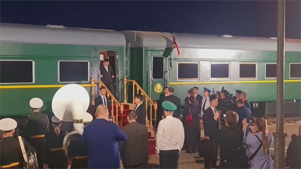防彈綠皮專列抵俄羅斯　金正恩笑容滿面走下車