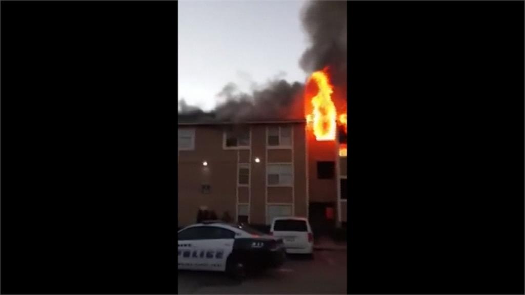 公寓大火母親3樓丟嬰 警消驚險接住