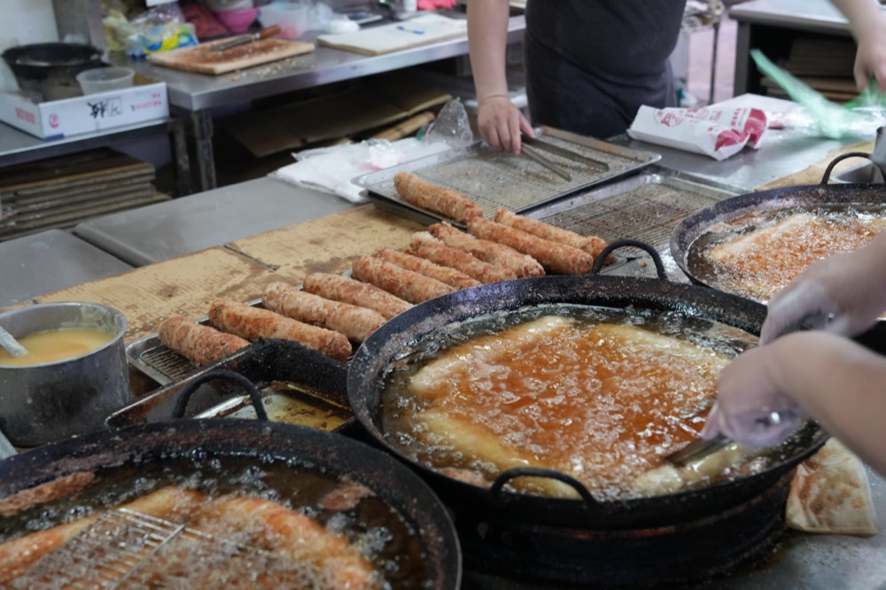 阿富網絲肉捲|嘉義東市場必吃銅板美食!金黃外皮的滿餡肉捲