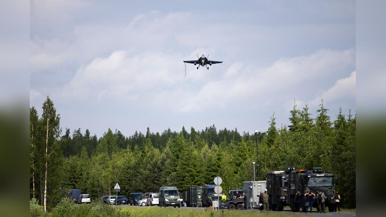 快新聞／美軍F/A-18戰機驚傳墜毀！飛行員跳傘逃生　殘骸釀森林火災