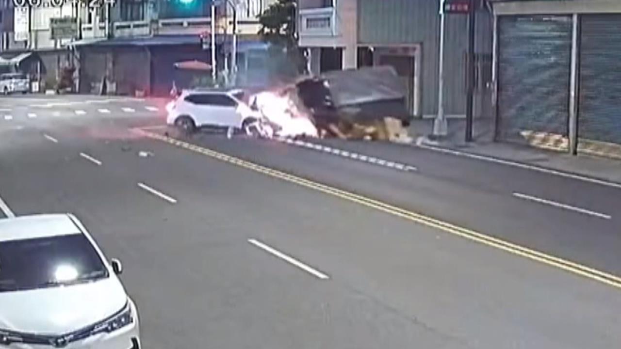 雲林斗南3車相撞！ 小貨車＂車頭解體＂2死2傷