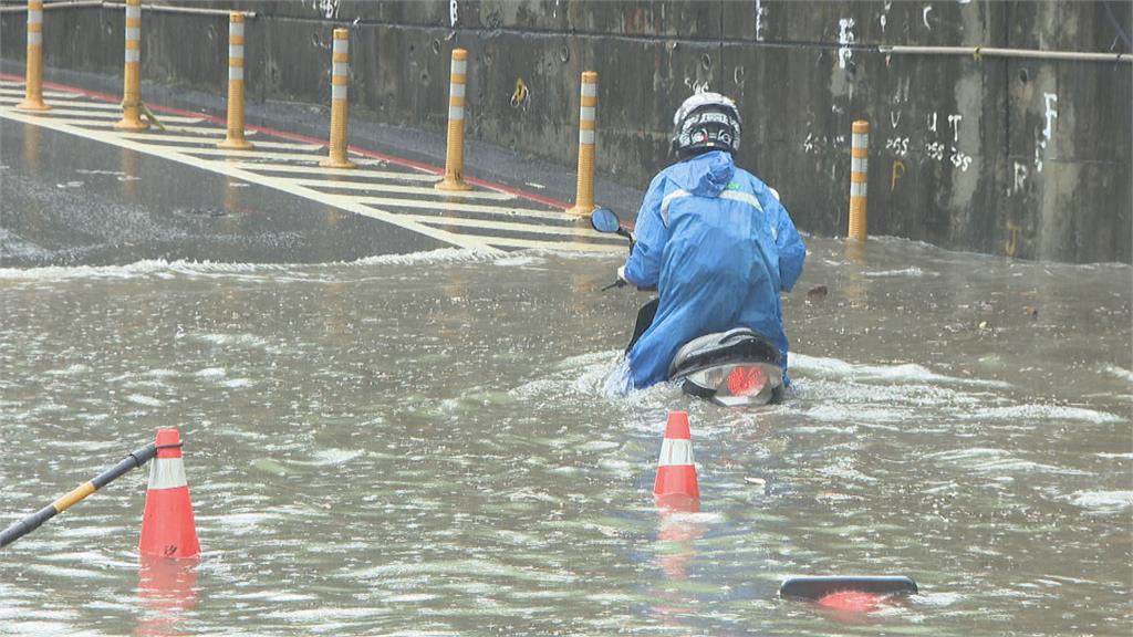 內湖水淹到大腿　汐止南陽街隧道口道口水淹半台車身