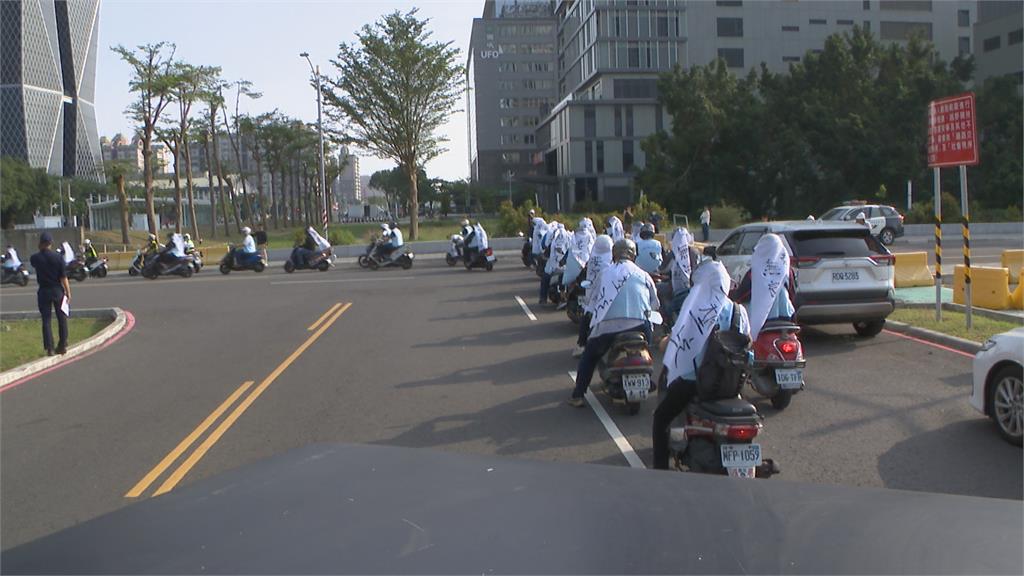 質疑待派船員遭無預警中斷勞健保　中運工會申請路權車隊繞行抗議