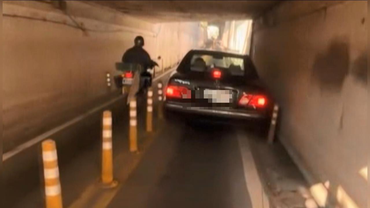 台南新營「汽車誤闖機車道」　騎士無奈被塞住　喊：當地日常