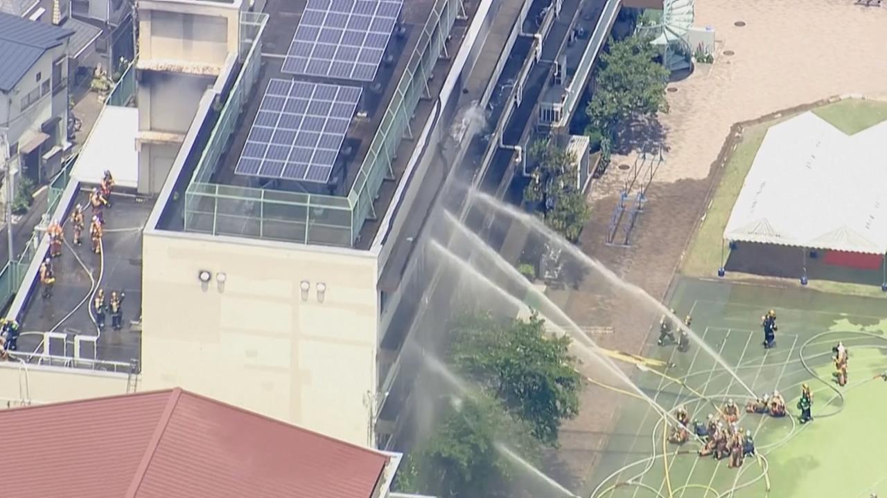 日本東京小學起火竄濃煙 11人嗆傷骨折送醫