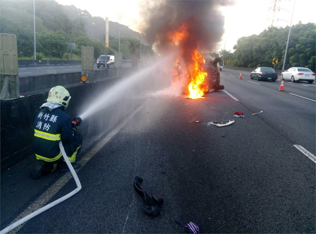 快新聞／國一南下火燒車 1婦女右手擦傷、意識清楚送醫治療