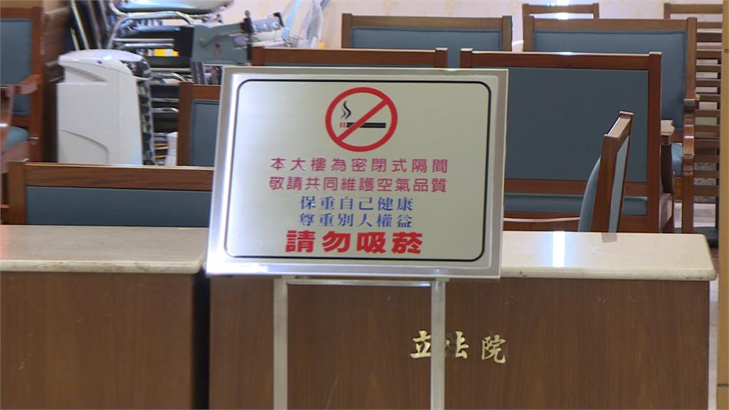 找到消失的八分之一　民眾黨吳春城吸菸區抽菸沒表決